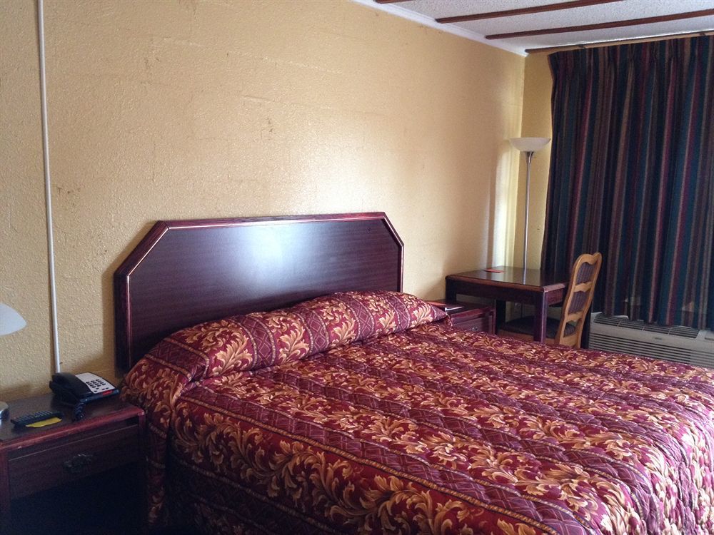 Holiday Motel Hugo Екстериор снимка