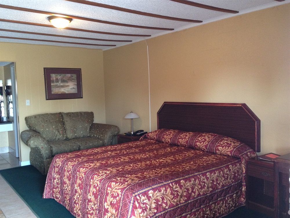 Holiday Motel Hugo Екстериор снимка