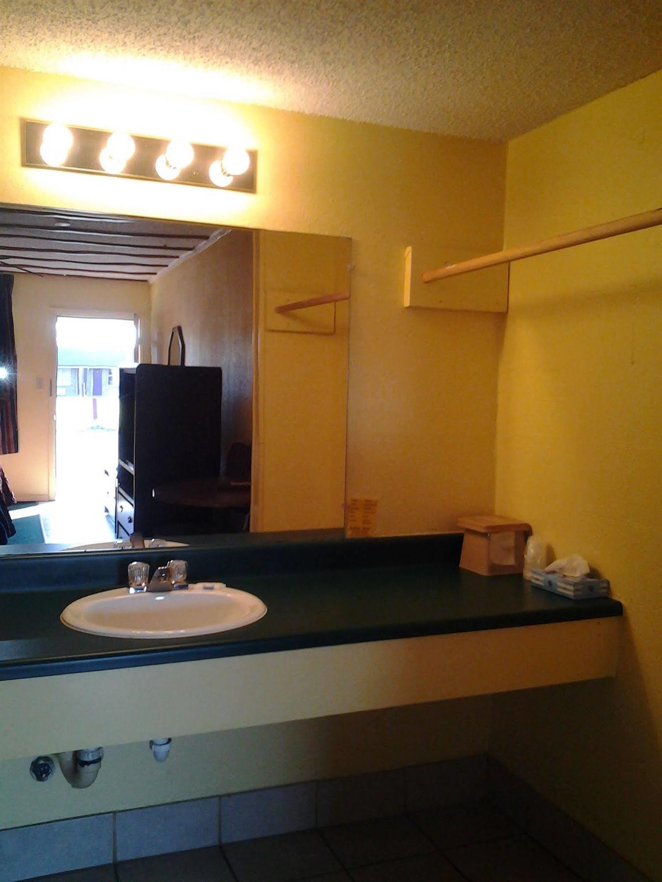 Holiday Motel Hugo Екстериор снимка