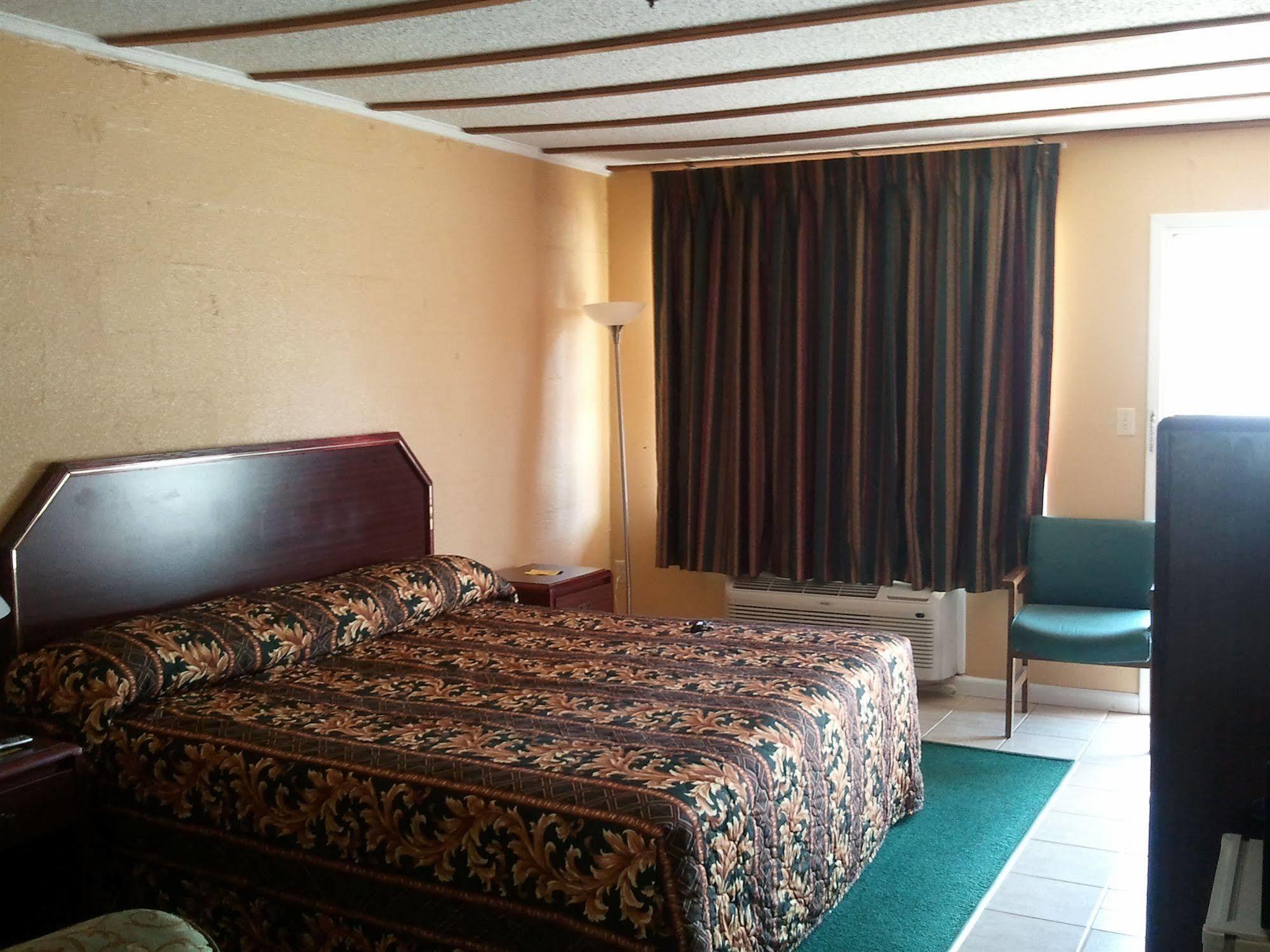 Holiday Motel Hugo Екстериор снимка