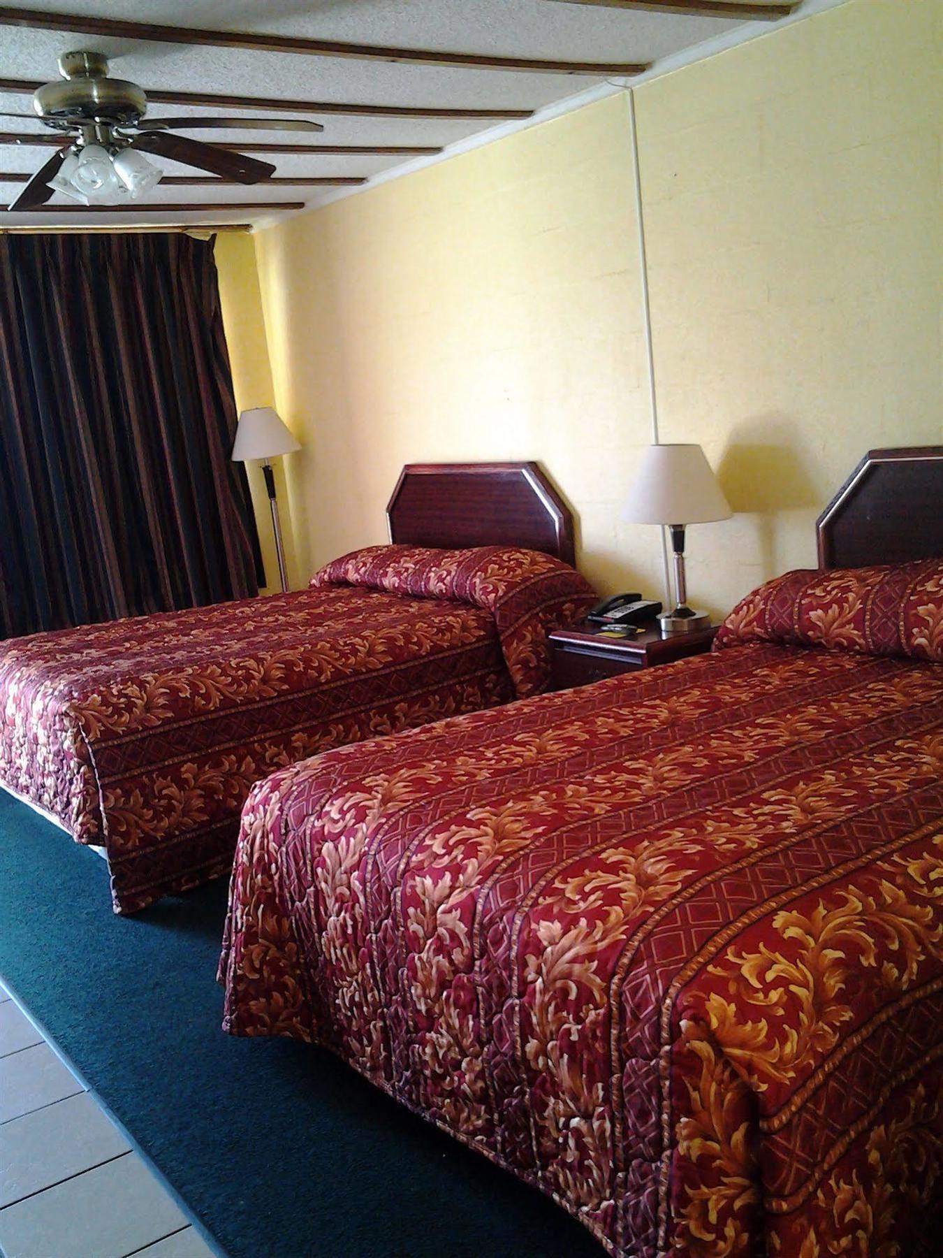 Holiday Motel Hugo Екстериор снимка